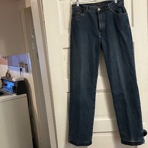 Like new !! Eddie Bauer sz 8. Waist 27”-28”.  Inseam is 30” fully lined in